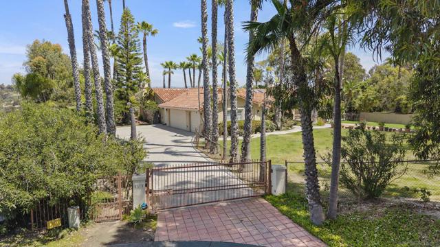 6518 Monte Fuego, Rancho Santa Fe CA: https://media.crmls.org/mediaz/929094fc-79f5-4a02-900c-b3e388f9861c.jpg