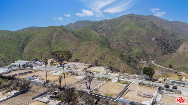 18428 Clifftop Way, Malibu CA: https://media.crmls.org/mediaz/9294b03e-457f-4de4-93b7-a9235fb5428b.jpg