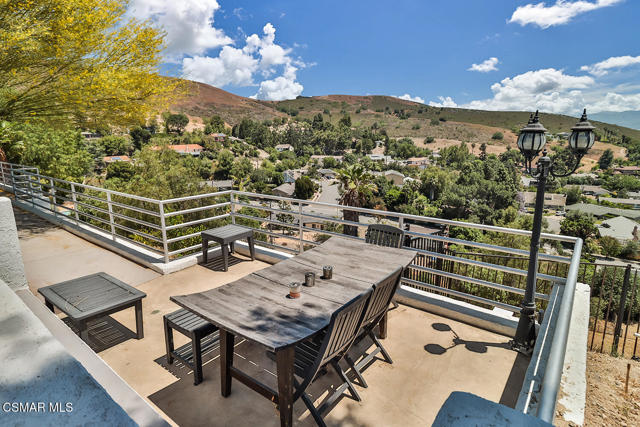 1117 Woodridge Avenue, Thousand Oaks CA: https://media.crmls.org/mediaz/92953a48-af31-4070-85a0-9fca0f02ab55.jpg