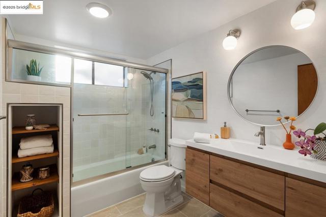 2112 Manzanita Dr, Oakland CA: https://media.crmls.org/mediaz/929611ee-c155-4b7c-9c69-1c06b4acd375.jpg