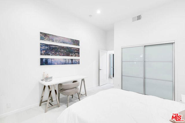 840 N Croft Avenue, Los Angeles CA: https://media.crmls.org/mediaz/9296b220-e1b3-469b-9b56-6861197d9704.jpg