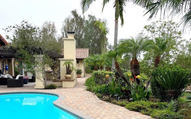 17380 Via Cuatro Caminos, Rancho Santa Fe CA: https://media.crmls.org/mediaz/9296c6a8-78d0-41f8-b8bd-5a1368072841.jpg