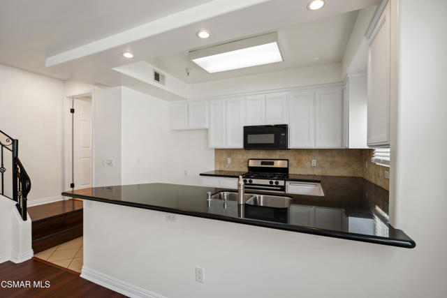 5224 Corteen Place, Valley Village CA: https://media.crmls.org/mediaz/9296dfa7-af2b-4500-8bf9-1e50c8108ab7.jpg