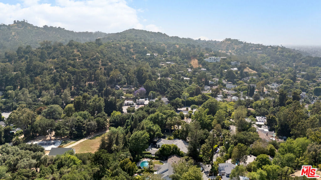 https://media.crmls.org/mediaz/929771f0-8117-400d-b9cf-927d47b1cbdb.jpg?preset=X-Large