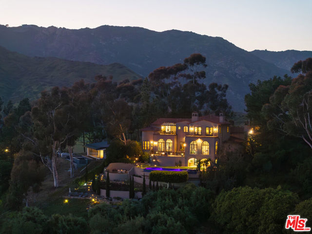 23806 Malibu Crest Drive, Malibu CA: https://media.crmls.org/mediaz/9297b166-a79d-4d3a-bdd6-d7f075617887.jpg