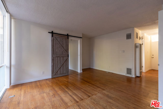 11131 ROSE Avenue, Los Angeles CA: https://media.crmls.org/mediaz/9298f8c1-4c5c-47e0-a194-6dea04786e88.jpg