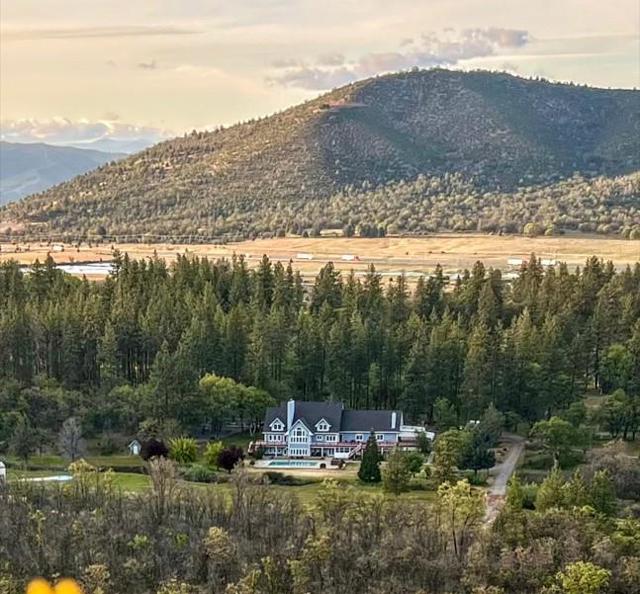 5422 Schulmeyer Gulch Road, Yreka CA: https://media.crmls.org/mediaz/9299be55-4267-4a8b-a97c-35e0f96b2d95.jpg