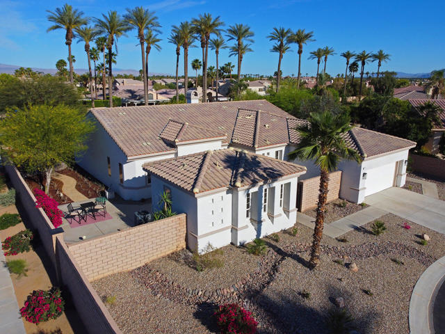 44520 Via Terra Nova, La Quinta CA: https://media.crmls.org/mediaz/929a9e71-772c-4e20-a7fb-7bd48e448eaa.jpg