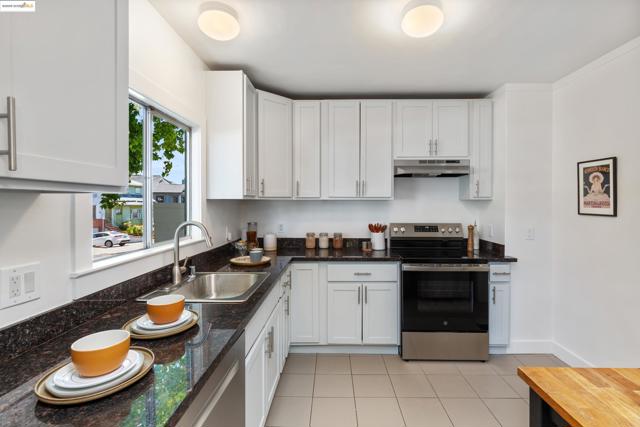 1539 E 38Th St, Oakland CA: https://media.crmls.org/mediaz/929ab4dd-d35e-4311-9777-654cab53e28b.jpg