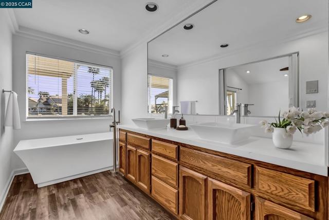 2391 Newport Dr, Discovery Bay CA: https://media.crmls.org/mediaz/929aec1c-9004-4d0a-8228-65da07ae9a96.jpg