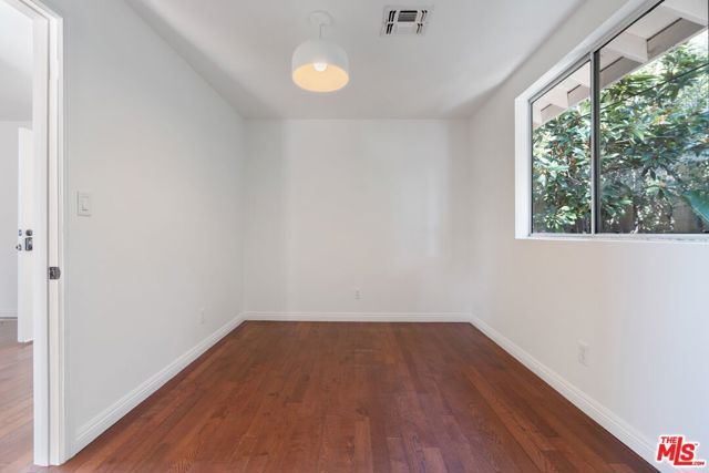 4011 1/2 Sunset Drive, Los Angeles CA: https://media.crmls.org/mediaz/929c2ed2-d7b6-4a2f-9e98-3ed41f435731.jpg