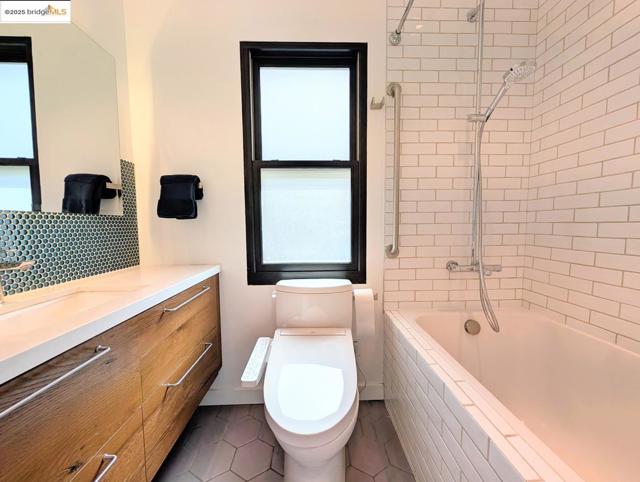 206 Donohoe ST, East Palo Alto CA: https://media.crmls.org/mediaz/929d4b8f-17da-4a53-9f0e-92081371fe44.jpg