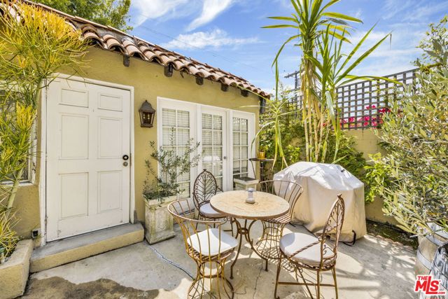 634 N Highland Avenue, Los Angeles CA: https://media.crmls.org/mediaz/929da65b-80fb-4271-b224-6342843a2dfb.jpg