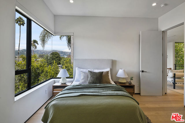 428 N La Jolla Avenue, Los Angeles CA: https://media.crmls.org/mediaz/929e17c5-6541-4f11-b7b8-391667919759.jpg