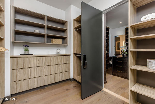 829 Flower Avenue, Venice CA: https://media.crmls.org/mediaz/929e29c0-eb31-4549-9167-ab762ee3ca2b.jpg