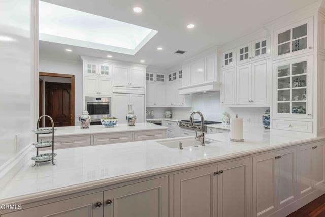 2300 Weybridge Drive, Bakersfield CA: https://media.crmls.org/mediaz/929e2f3e-5d8c-421a-825d-8bc70e8d0cd8.jpg