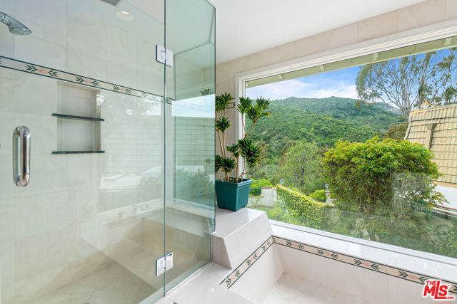 17152 Avenida De Santa Ynez, Pacific Palisades CA: https://media.crmls.org/mediaz/92a01d36-91ed-4b08-82a1-6979183d63c1.jpg