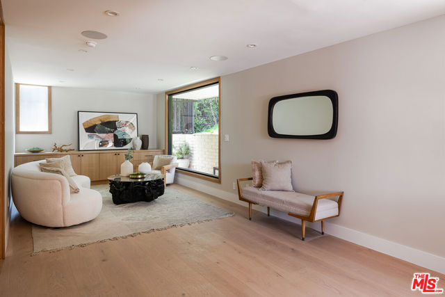 3977 Oeste Avenue, Studio City CA: https://media.crmls.org/mediaz/92a202fd-f68f-4dfd-8395-f17d7fd7b91c.jpg