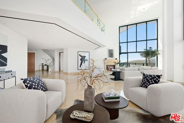 10490 Wilshire Boulevard, Los Angeles CA: https://media.crmls.org/mediaz/92a2148e-13f1-413c-901a-20e3ed88307c.jpg