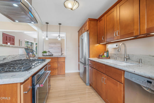 Detail Gallery Image 6 of 21 For 4806 Glenwood Ave, La Crescenta,  CA 91214 - 3 Beds | 2 Baths