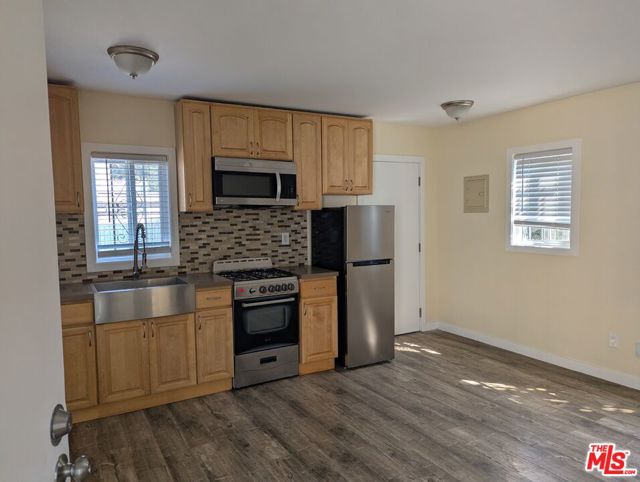 613 E 83rd Street, Los Angeles CA: https://media.crmls.org/mediaz/92a65179-6abe-4349-ab58-36e488de88a8.jpg