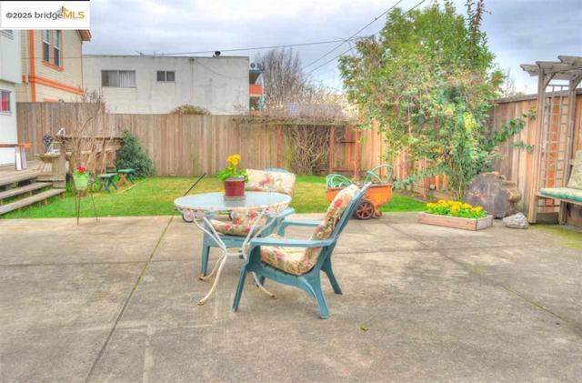 986 Kains Ave, Albany CA: https://media.crmls.org/mediaz/92a669c3-e6f3-454d-9c24-8ed35dafc341.jpg