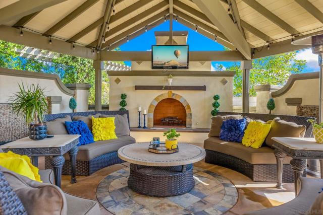278 Avenida Loretta, Chula Vista CA: https://media.crmls.org/mediaz/92a6d4c8-2ff3-46ed-b94d-bbd4af4c956d.jpg