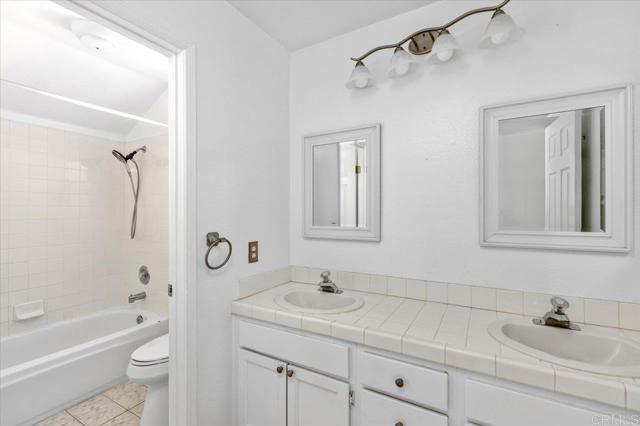 Detail Gallery Image 17 of 33 For 4976 Bella Collina St, Oceanside,  CA 92056 - 5 Beds | 3 Baths