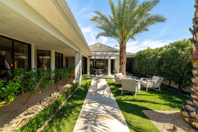 61 Mayfair Drive, Rancho Mirage CA: https://media.crmls.org/mediaz/92a854a2-17f1-4eec-9ccd-049537d65bf5.jpg