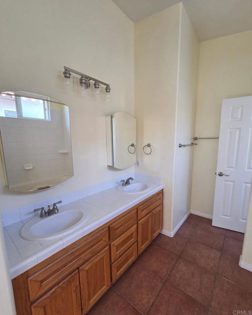 Detail Gallery Image 4 of 7 For 240 Elkwood Ave, Imperial Beach,  CA 91932 - 3 Beds | 2/1 Baths