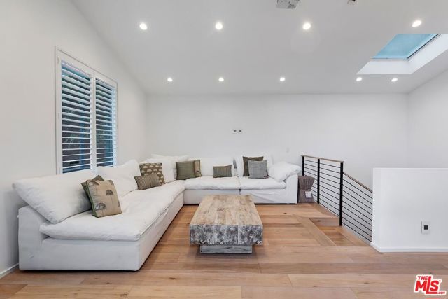 2164 Sunset Plaza Drive, Los Angeles CA: https://media.crmls.org/mediaz/92aad6d0-3ecb-4d71-b492-1e9c66ff7464.jpg