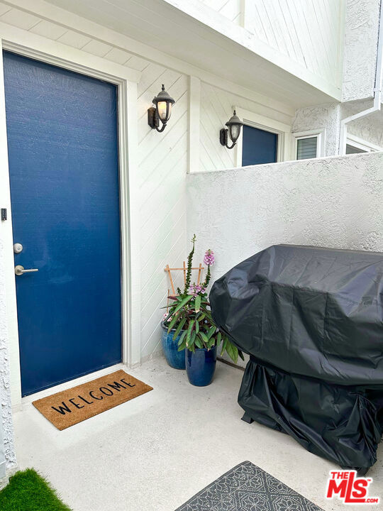 910 19th Street, Santa Monica CA: https://media.crmls.org/mediaz/92aaf19b-1cb3-4c3d-9f63-e53a21fbaee0.jpg