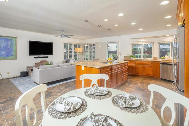 Image 17 of 59 For 3237 Vera Cruz Dr