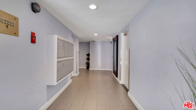 1434 Greenfield Avenue, Los Angeles CA: https://media.crmls.org/mediaz/92acbdc8-6e55-4371-99b1-d3474f4d9fee.jpg