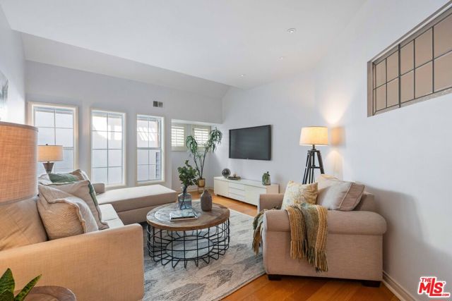 134 Roma Court, Marina del Rey CA: https://media.crmls.org/mediaz/92ad8e65-94d8-496b-b565-ba0f31b69703.jpg