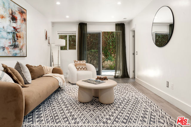 532 N Rossmore Avenue, Los Angeles CA: https://media.crmls.org/mediaz/92adcad3-7589-4294-acfd-a426f0717747.jpg