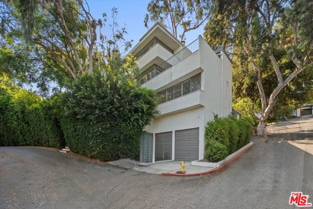 1237 Hilldale Avenue, West Hollywood CA: https://media.crmls.org/mediaz/92ade041-8522-4704-a3ef-b6eb595d3a0f.jpg
