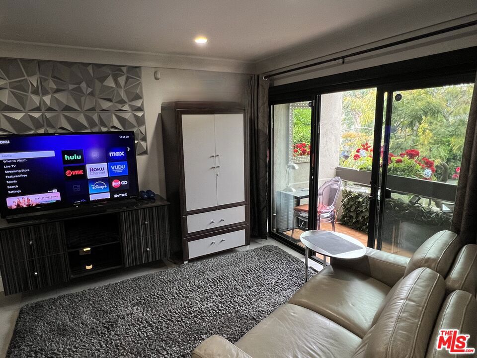 https://media.crmls.org/mediaz/92aedc54-9d8d-4929-88e2-15b76265481f.jpg?preset=X-Large