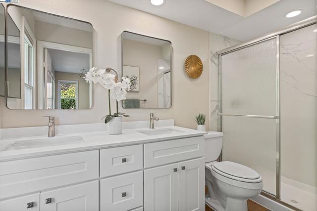 642 Centre Ct, Alameda CA: https://media.crmls.org/mediaz/92af0f55-8e2f-4739-a935-d031cc610158.jpg