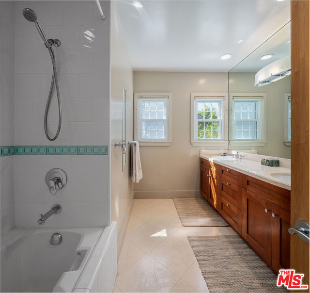 13477 Contour Drive, Sherman Oaks CA: https://media.crmls.org/mediaz/92b0144e-2ff6-469e-aba5-76d15a38555b.jpg