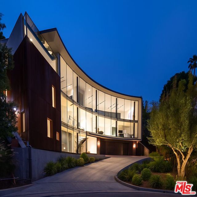 9277 Thrush Way, Los Angeles CA: https://media.crmls.org/mediaz/92b02abe-4b39-428e-b43b-50c2298f3e88.jpg