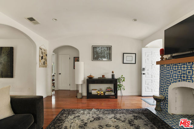 3911 Exposition Boulevard, Los Angeles CA: https://media.crmls.org/mediaz/92b03428-27eb-4a14-be92-eb49e42620d7.jpg