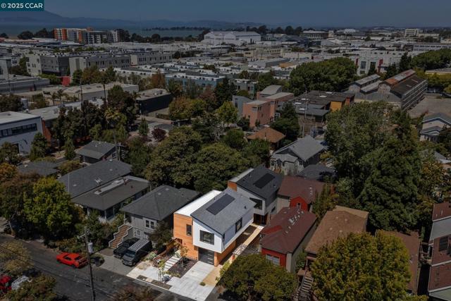 1270 64th St, Emeryville CA: https://media.crmls.org/mediaz/92b0f0a3-af3b-4c1e-ad39-8562d3d600f6.jpg