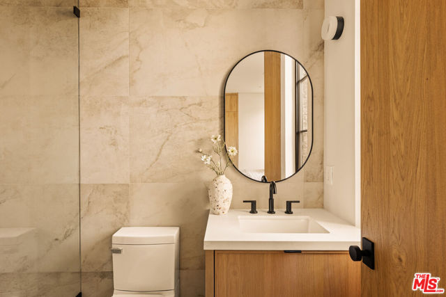 11556 Blix Street, Valley Village CA: https://media.crmls.org/mediaz/92b11fd2-7218-4985-b3a4-71b793290323.jpg