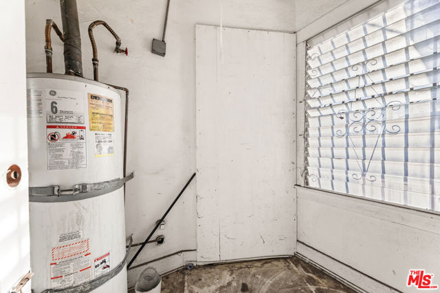 1011 N N Heliotrope Drive, Los Angeles CA: https://media.crmls.org/mediaz/92b1f7f9-8ca0-4d64-894b-c4873037f649.jpg