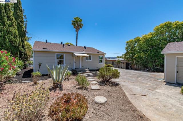 17673 Dorson Ln, Castro Valley CA: https://media.crmls.org/mediaz/92b25635-a73c-43e2-a8ad-4753b8607256.jpg
