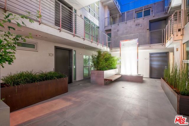 8210 Fountain Avenue, West Hollywood CA: https://media.crmls.org/mediaz/92b2a4f9-a326-43ff-b995-1a82d7296aa7.jpg