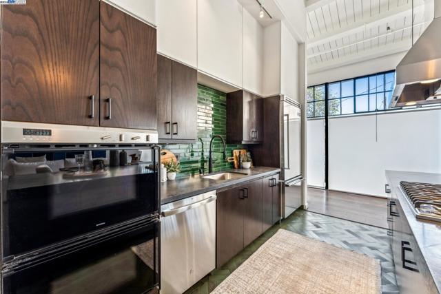 311 4th St, Oakland CA: https://media.crmls.org/mediaz/92b3597a-1fd6-46d9-bc71-fcb0c32c6542.jpg