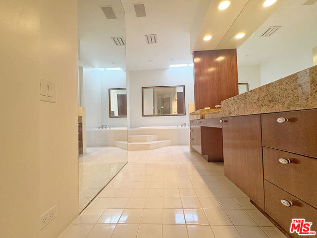 3505 Ocean Front Walk, Marina del Rey CA: https://media.crmls.org/mediaz/92b46121-8594-4ba2-9eea-63c864aed417.jpg