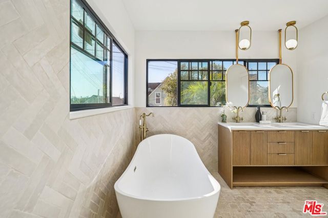 2353 Lucerne Avenue, Los Angeles CA: https://media.crmls.org/mediaz/92b4ecdb-3434-4a5e-aa0b-c34daa03681f.jpg